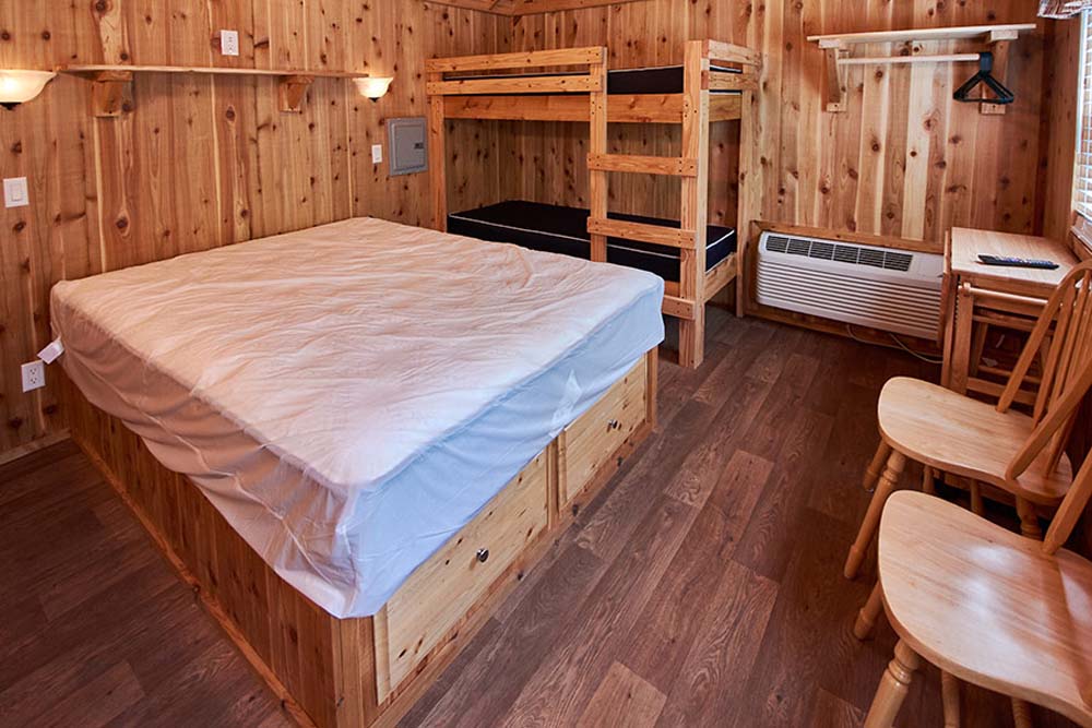 Cabin with double bed and bunk beds